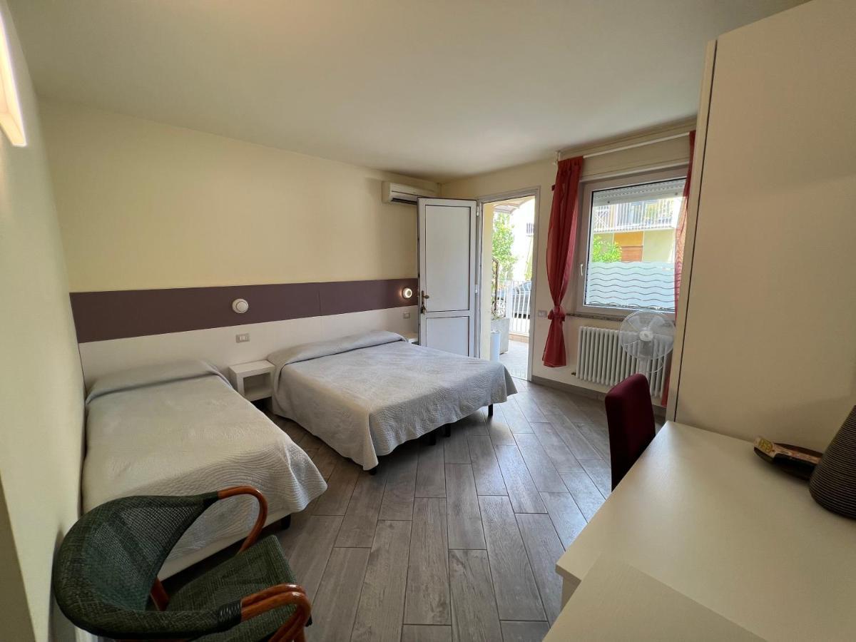 Hotel Locanda Rosy Cattolica Buitenkant foto