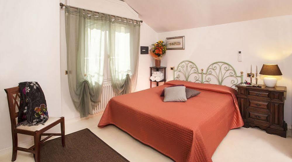 Hotel Locanda Rosy Cattolica Buitenkant foto